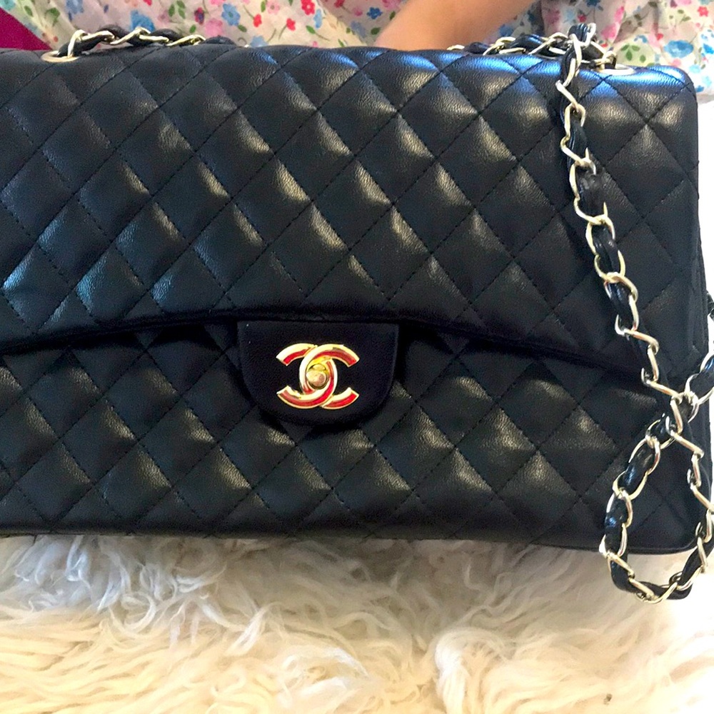 A gorgeous and stylish black bag .